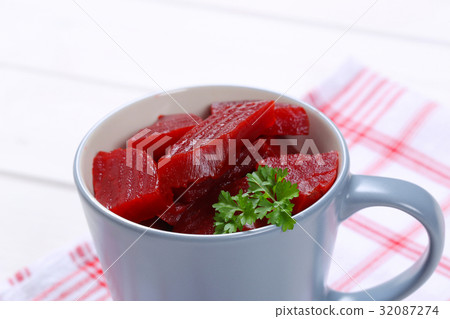 sliced and pickled beetroot 32087274
