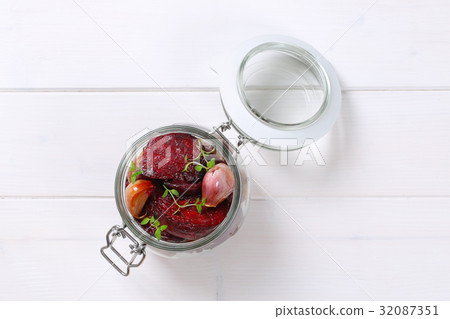 baked beetroot with garlic and thyme 32087351