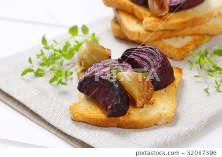 toasted bread with baked beetroot and garlic 32087396