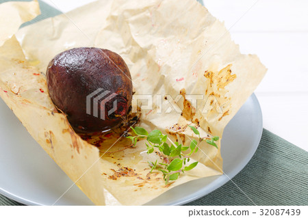baked whole beet with olive oil and thyme 32087439