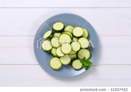 sliced green zucchini sliced green zucchini 32087482
