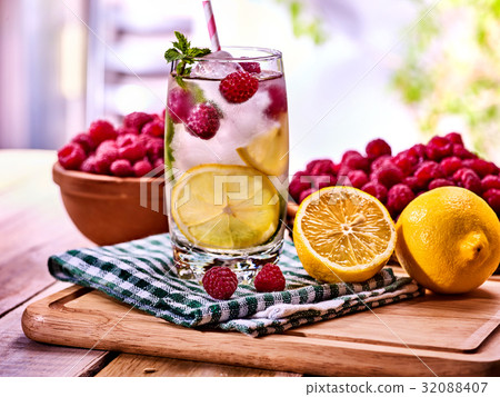 Nonalcoholic cocktails with lemon slice and 32088407