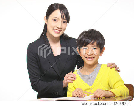 Elementary school student (fourth grader) studying and teacher 32089761
