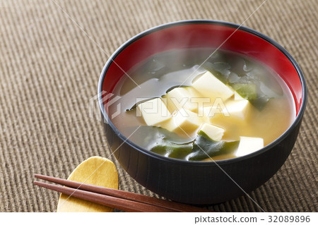 Tofu and seaweed miso soup 10 32089896
