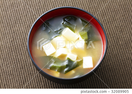 Tofu and seaweed miso soup 19 32089905