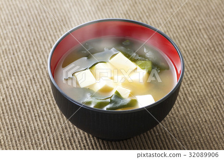 Tofu and seaweed miso soup 2 32089906