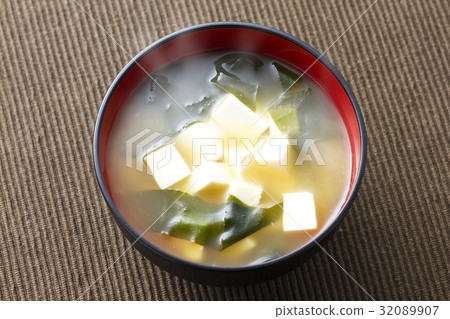 Tofu and seaweed miso soup 20 32089907