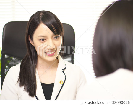 女律師(與客戶面談) 女律師(與客戶面談) 32090096