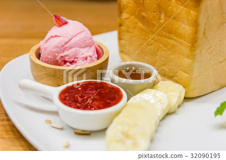 Honey Toast.Bread buttered toast.Topped with honey Honey Toast.Bread buttered toast.Topped with honey 32090195