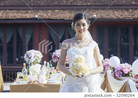 A beautiful bride is smiling 32090264