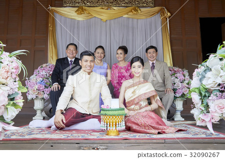 A picture of a family smile happily at wedding ceremony. 32090267