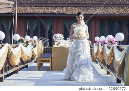 picture of a beautiful bride with a smile on her face 32090272