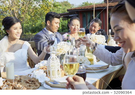 Everyone is toasting wine to congratulates on married couple's happiness 32090364