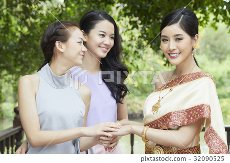 The picture of two girl looking and smiling with the bride 32090525