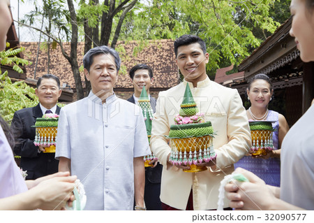 a photo of groom's family with the tray of gifts in a Thai wedding. 32090577