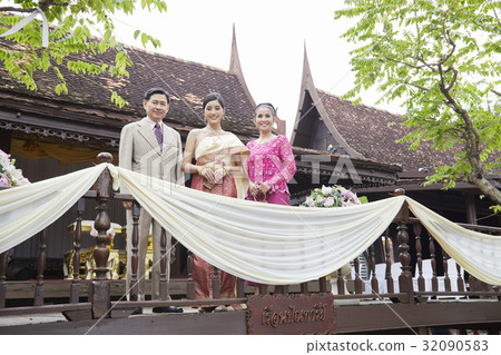 a photo of a bride and her parents side by side and being  happy in her wedding. 32090583