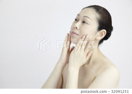 Women in their 40's, health care 32091251