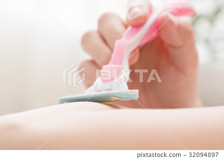 婦女剃不需要的武器頭髮 32094897