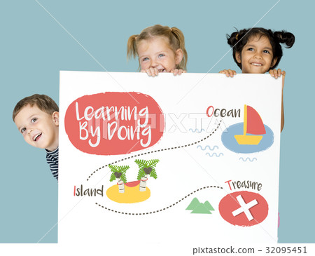 Kids playing treasure hunt graphic Kids playing treasure hunt graphic 32095451