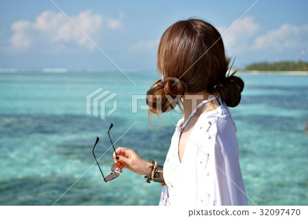 girl in the sea 32097470