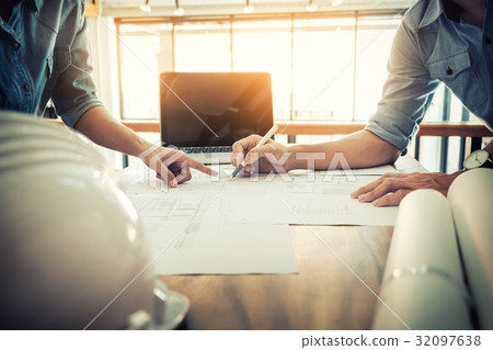 Architects engineer discussing at the table with blueprint - Clo 32097638