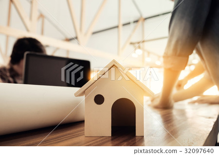 Engineer of architect starting draw a house blueprint on the des 32097640