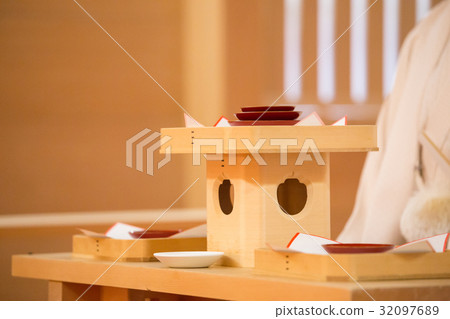 週三三次,杯形象 週三三次,杯形象 32097689