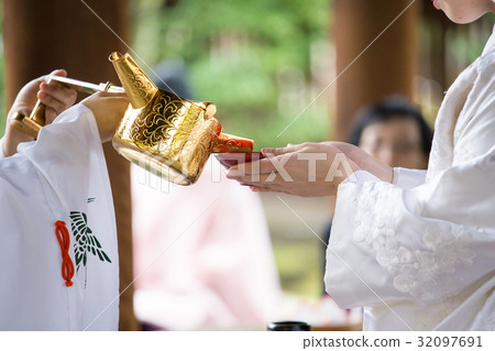 週三三次,杯形象 週三三次,杯形象 32097691