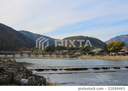 Katsura River in front of Arashiyama Mountain  32098463