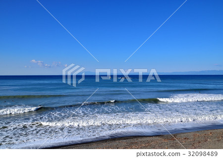 A big wave that strikes the Akitani coast A big wave that strikes the Akitani coast 32098489