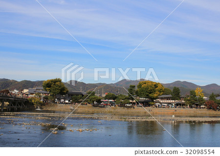Katsura River in front of Arashiyama Mountain 32098554