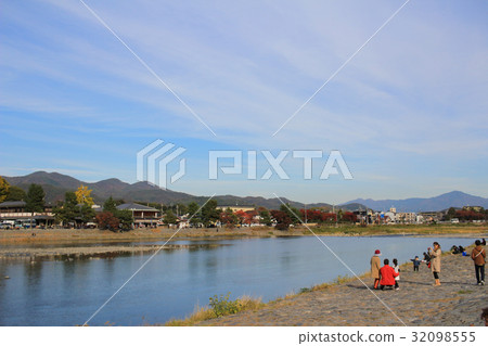 Katsura River in front of Arashiyama Mountain Katsura River in front of Arashiyama Mountain 32098555