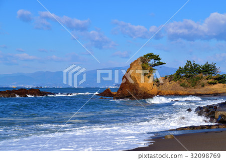衝擊Tateishi海岸的大浪和富士山 32098769