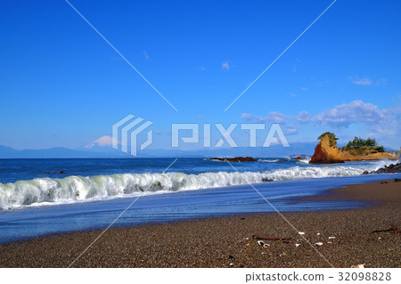 The big wave and Mt. Fuji that strikes the Tateishi coast 32098828