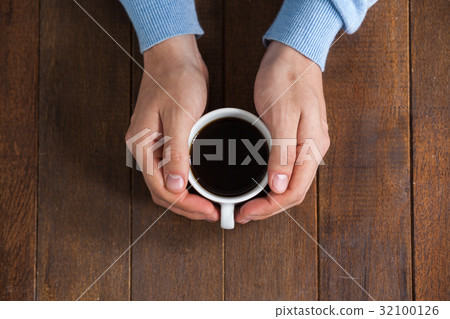 Man holding a cup of coffee 32100126