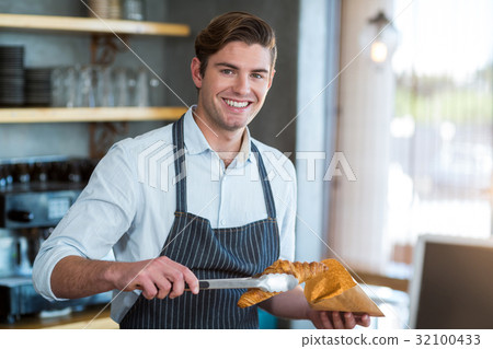 Waiter, Restaurant, Smiling 32100433