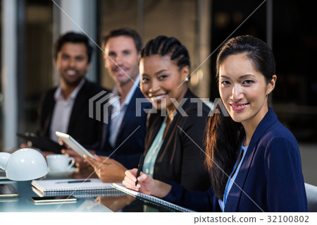 Group of businesspeople sitting in a meeting 32100802