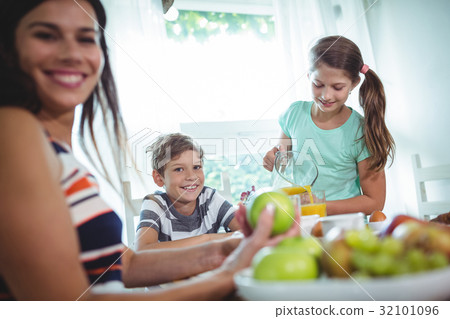 Smiling family having a breakfast 32101096