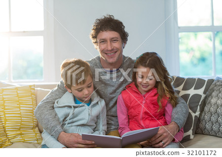 Family reading a book 32101172