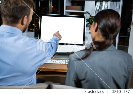 Business executives working on computer 32101177