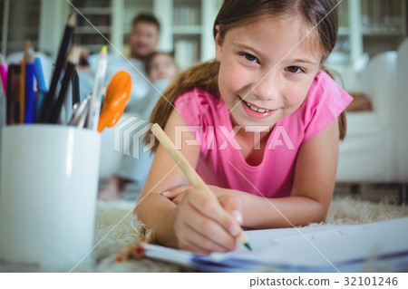 Girl lying on the floor and drawing 32101246