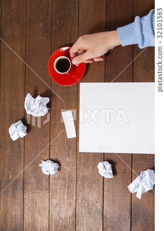 Man holding cup of coffee 32101565