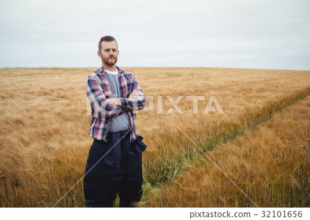 Portrait of farmer standing with arms crossed in the field 32101656