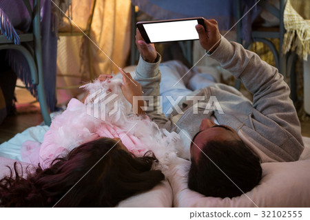 Father and daughter using digital tablet 32102555