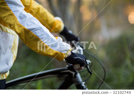 Mid-section of male biker with mountain bike 32102749