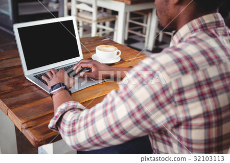 Man using laptop 32103113