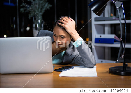 Tired businesswoman sleeping on the desk 32104004