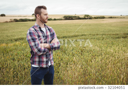 Portrait of farmer standing with arms crossed in the field 32104051