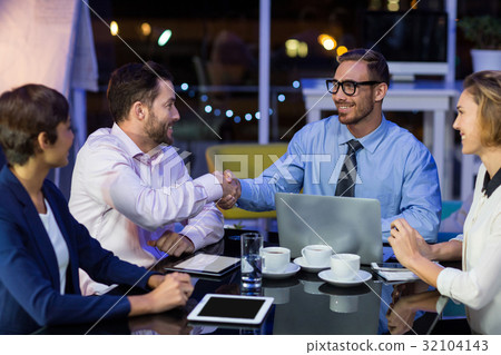 Businesspeople shaking hands 32104143