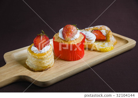 cup cake strawberry with vol au vent strawberry  32104144